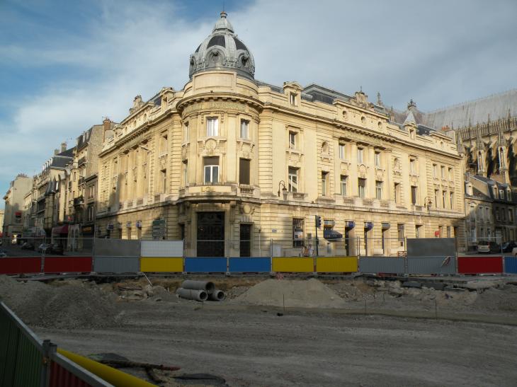  travaux devant l'immeuble du crédit lyonnais